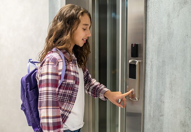 Crianças podem circular sozinhas em elevadores?